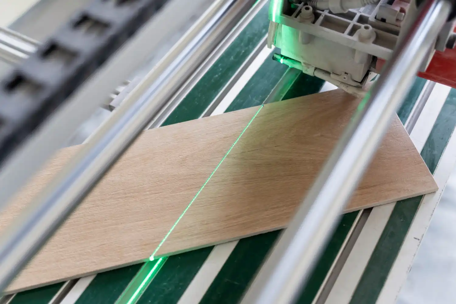 Máquina de precisão realizando corte em MDF com laser, mostrando o processo de manufatura de painéis de madeira.